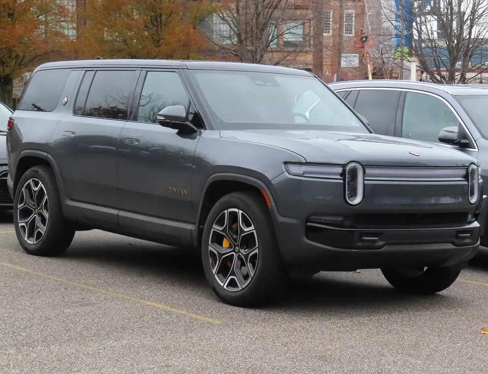 Rivian R1S — vue de trois quarts avant