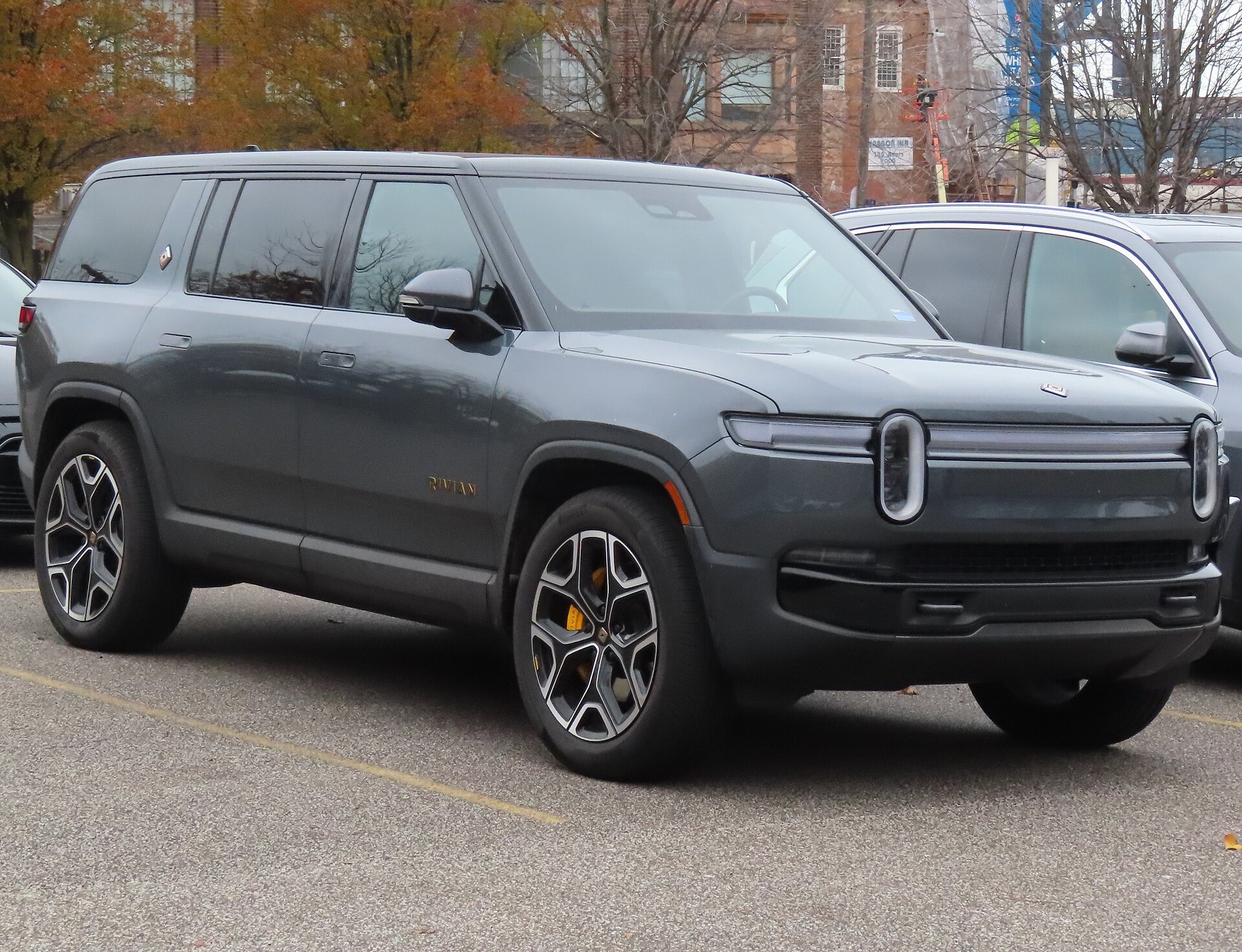 Rivian R1S — vue de trois quarts avant