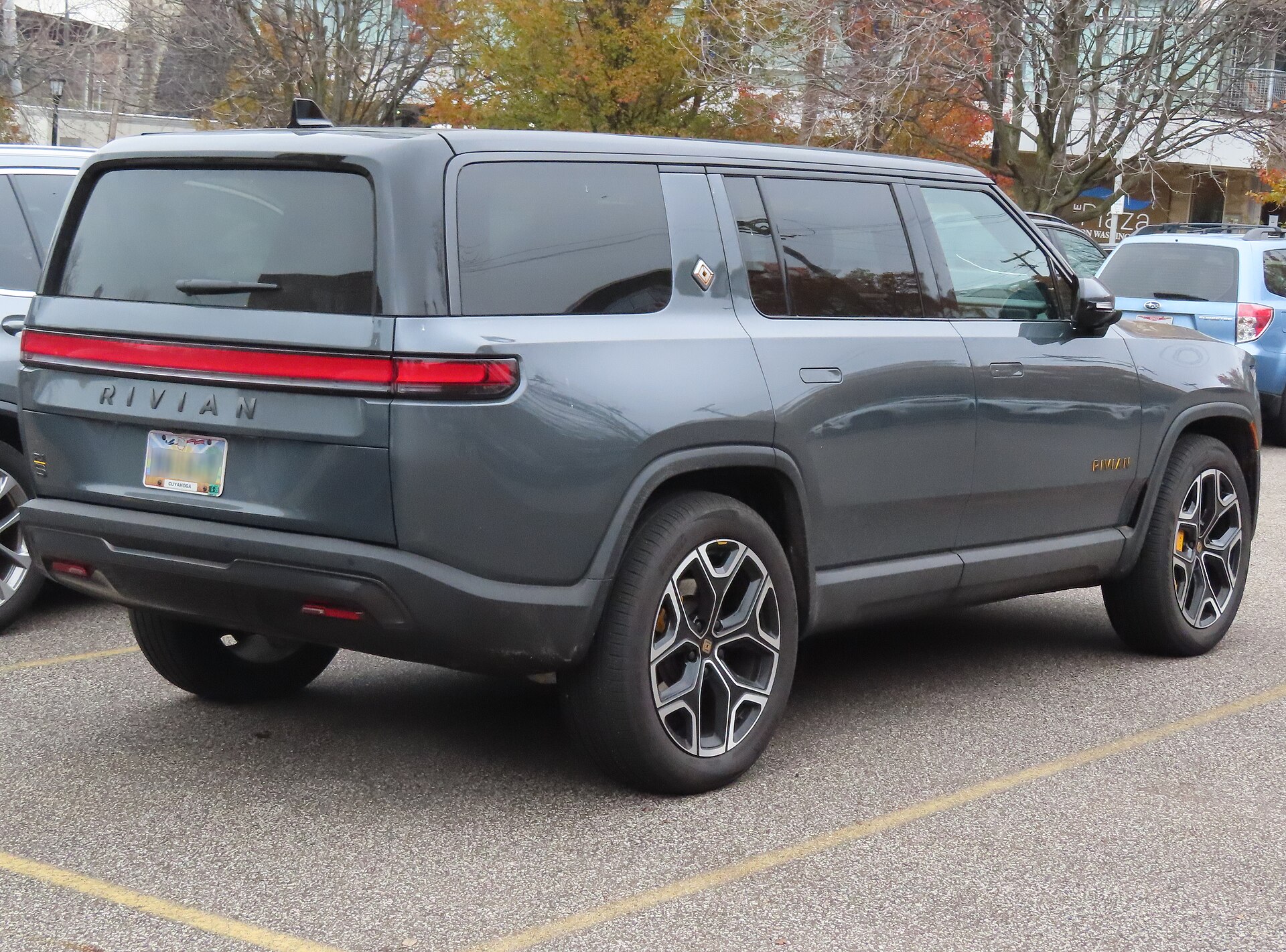 Rivian R1S — vue de trois quarts arrière