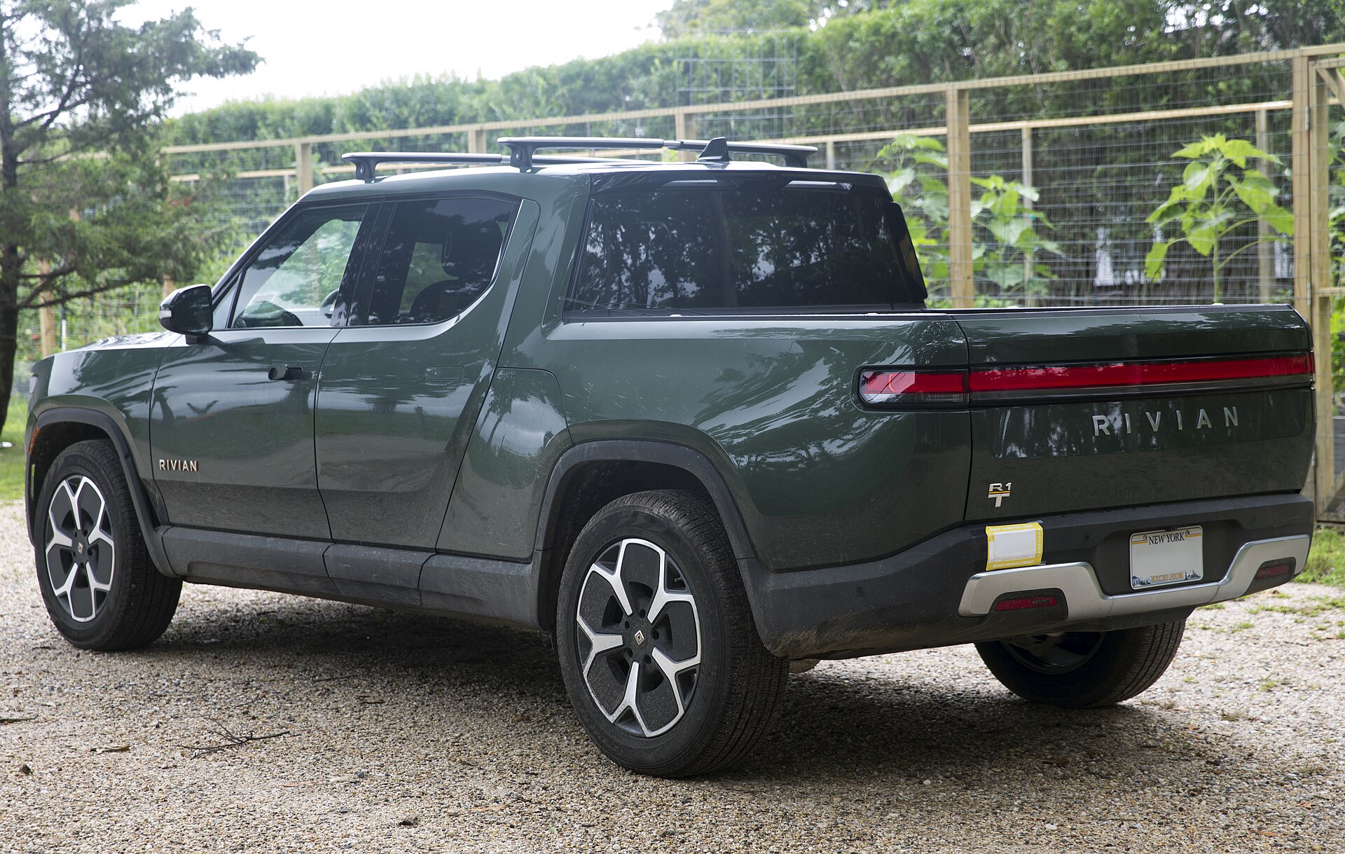 Rivian R1T — vue de trois quarts arrière