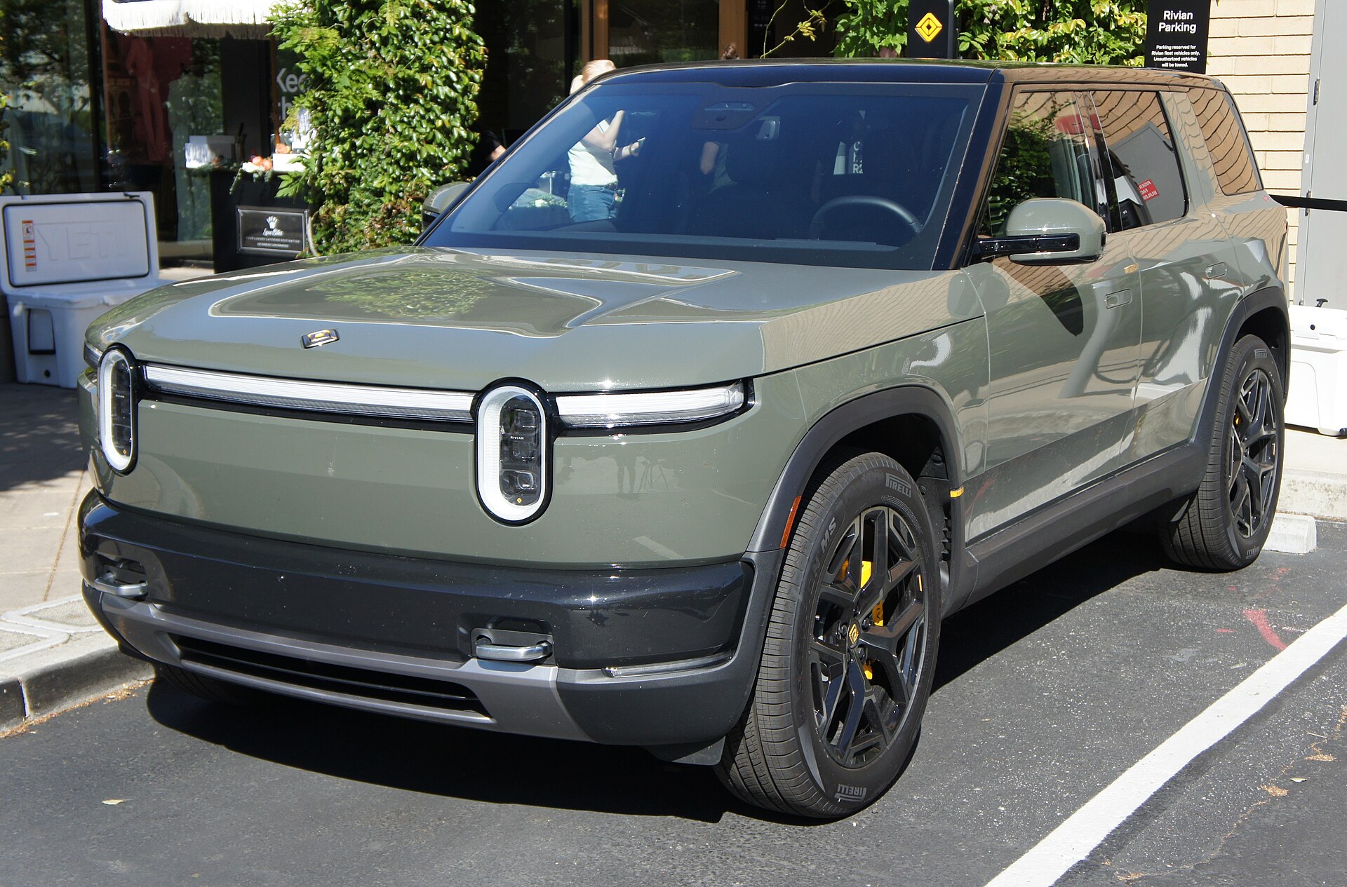 Rivian R2 — vue de trois quarts avant